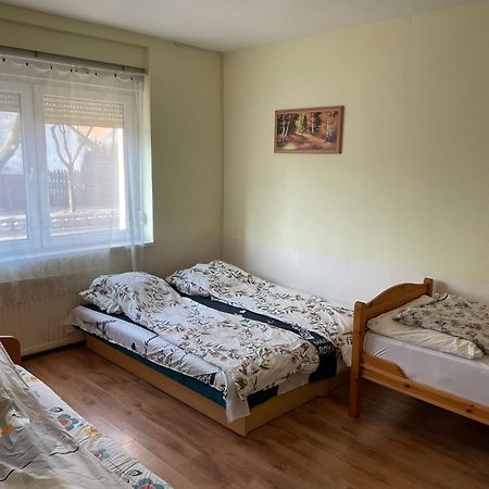 Red Locomotive Apartment Budapest Eksteriør billede